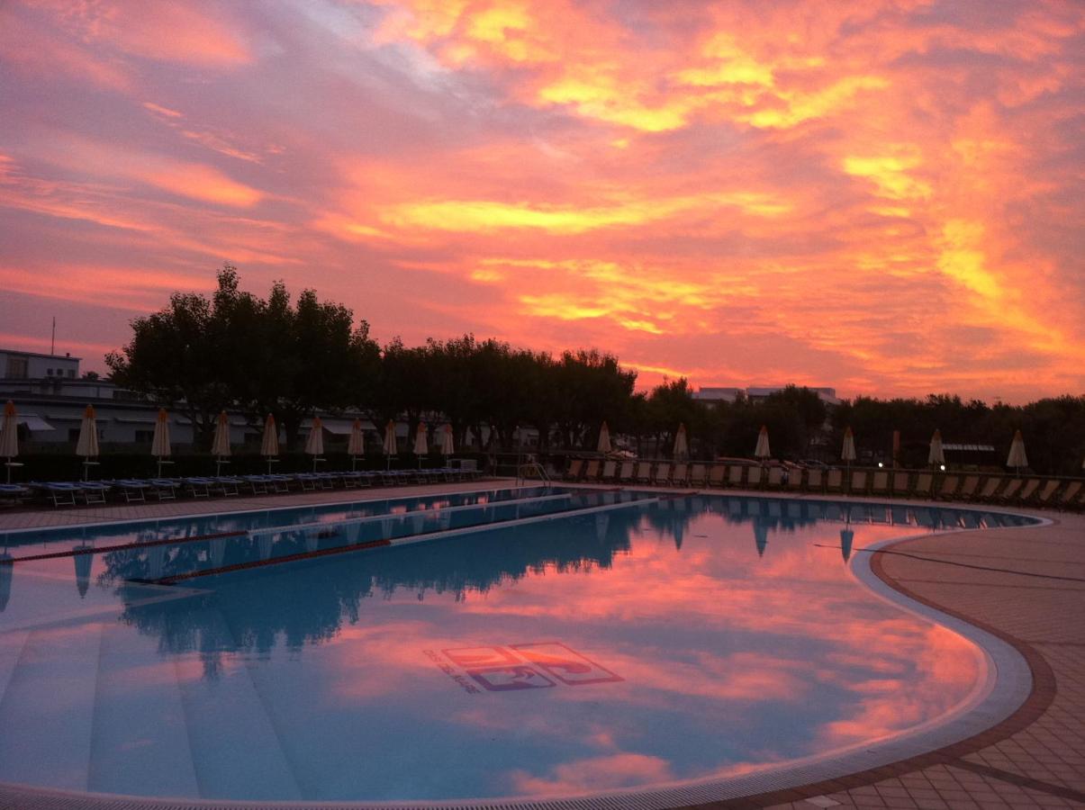 Aparthotel Oasi Del Mare Tirrenia Exteriér fotografie